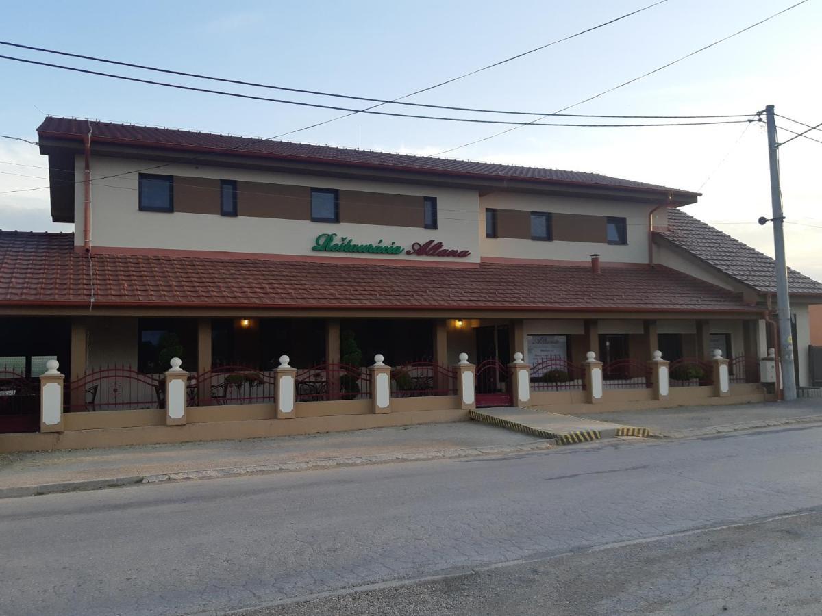 Restauracia-Penzion Altana Ludanice Zewnętrze zdjęcie