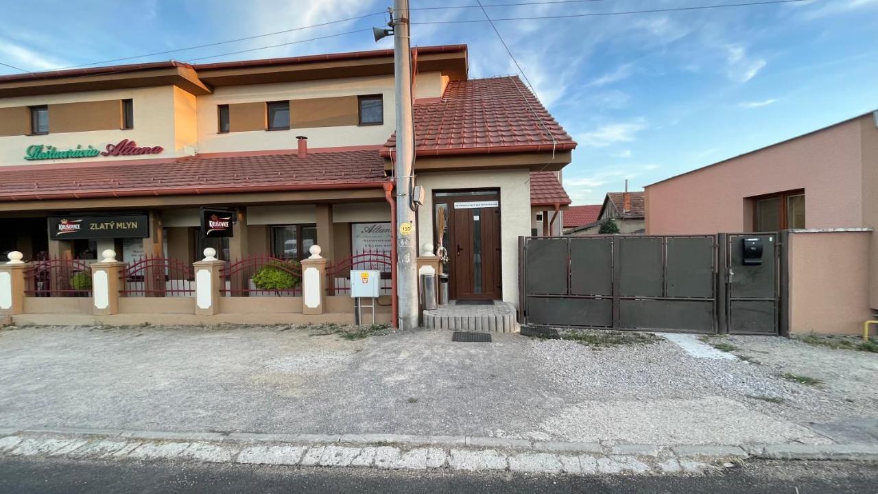 Restauracia-Penzion Altana Ludanice Zewnętrze zdjęcie